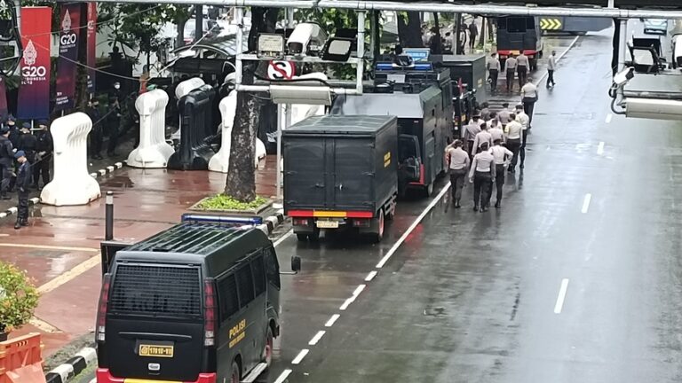 9.915 Personil Gabungan Kawal Demo Mahasiswa dan Buruh