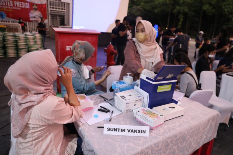 Kreatif, Polda Metro Jaya Gelar Nobar dalam Acara Vaksinasi di GBK