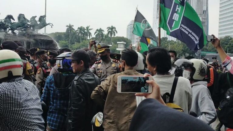 Coba Tembus Istana, Massa dari HMI Tertahan di Patung Kuda