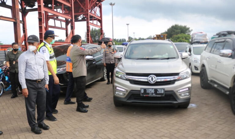 Dermaga dan Kapal Penyeberangan dari Merak Ditambah