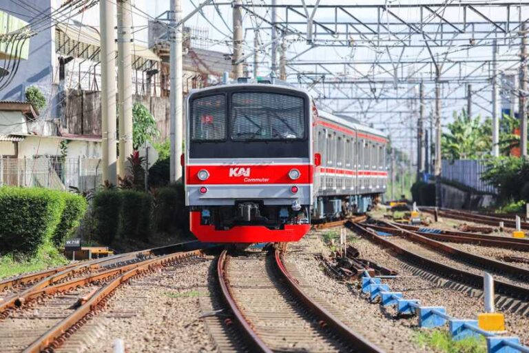 Begini Penampakan Mobil yang Ditabrak dan Terseret Kereta di Citayam