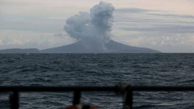 Kemarin, Gunung Anak Krakatau Batuk Empat Kali