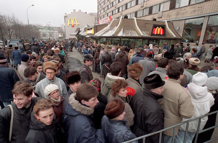 Seperti di Sarinah, Warga Rusia Antre Burger McDonald’s untuk Terakhir Kali