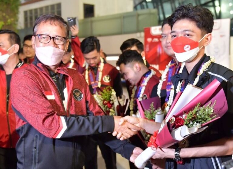 Raih 1 Emas dan 1 Perak di Vietnam, Tim Esports Indonesia Tiba Kembali di Jakarta