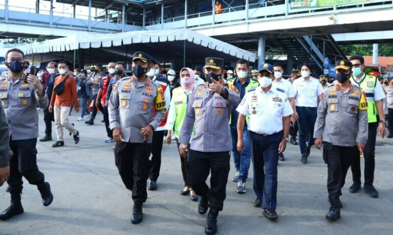 Tinjau Pelabuhan Merak, Kapolri: Rekayasa Tambahan Urai Kepadatan