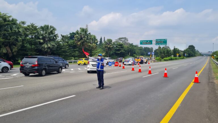 Lalu Lintas Puncak Padat, Jalan Tol Jagorawi Dilakukan Buka Tutup