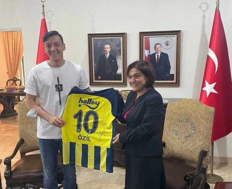 Ternyata Mesut Ozil Tertarik Gabung dengan Klub Liga 1 Ini