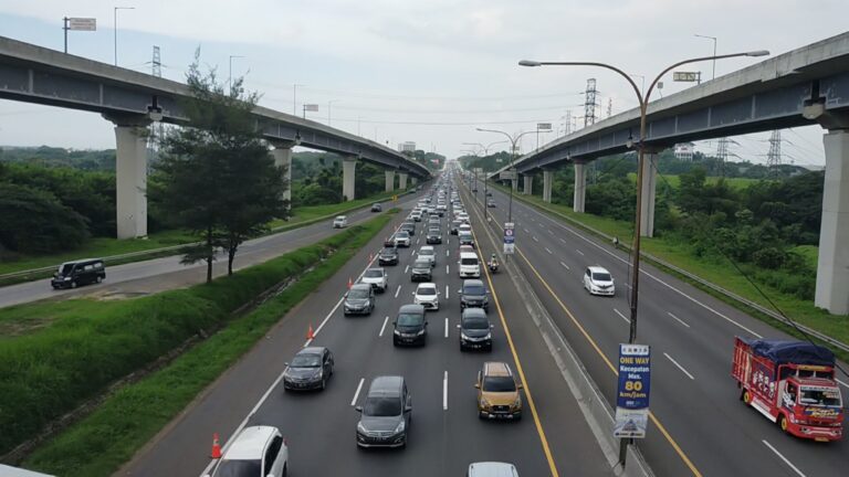 Dampak Diberlakukan One Way, Kemacetan Panjang di Km 47 Tol Jakarta-Cikampek