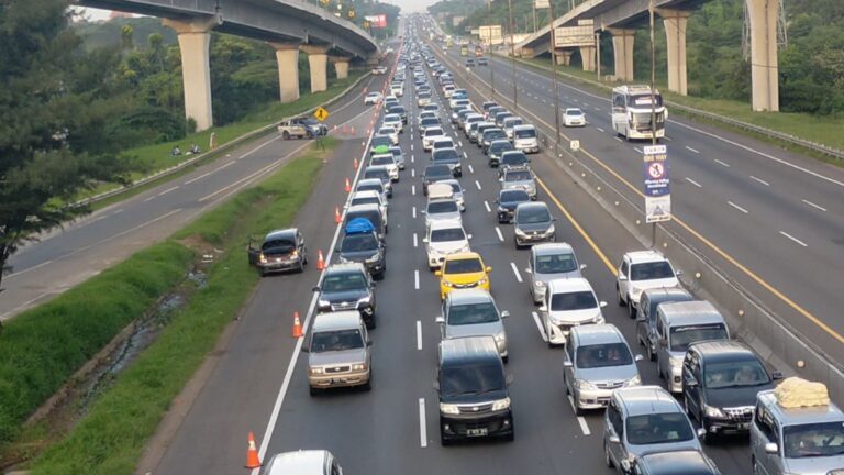 Hari Terakhir Cuti Bersama, One Way Diberlakukan dari Tol Semarang