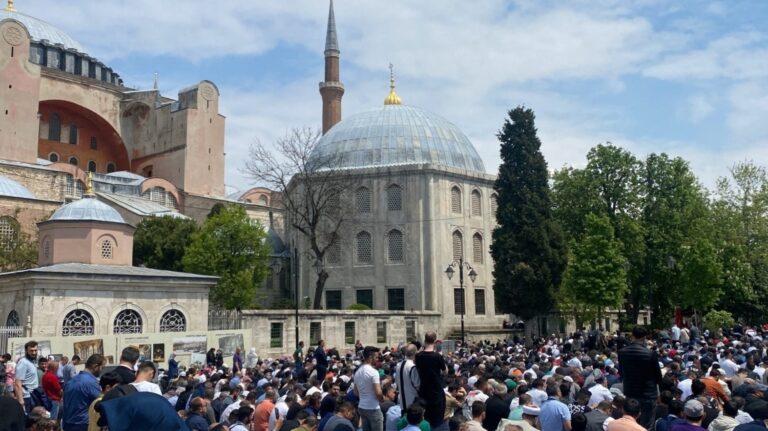 Salat Jumat Pasca Idulfitri, Lautan Jemaah Padati Hagia Sophia