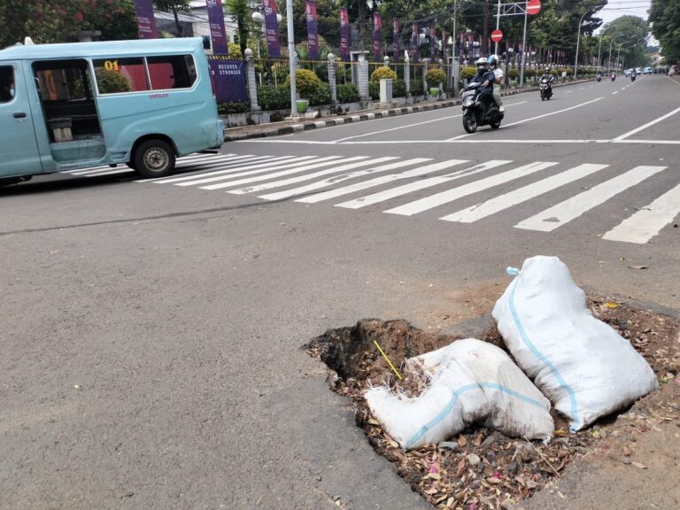 Jalanan Rusak di Jakarta Pusat Dikeluhkan Pengendara Motor