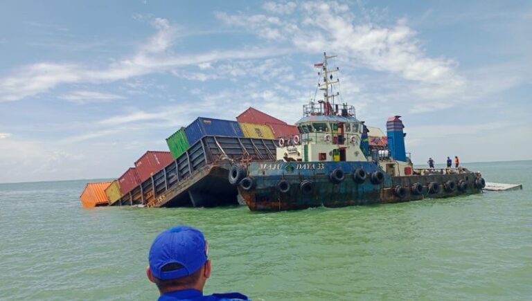 Bakamla Amankan 20 Kontainer yang Jatuh ke Laut di Selat Malaka