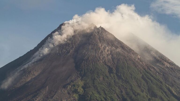 Guguran Lava Pijar Meluncur 7 Kali dari Gunung Merapi