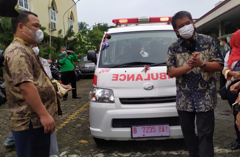 Angkatan 86 Serahkan Ambulans untuk Gereja Katolik Paroki St Thomas