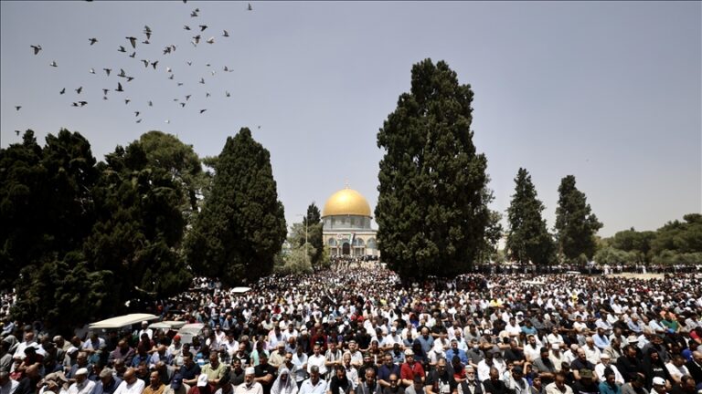 Haru Biru Muslim Palestina Salat Ied di Masjid Al-Aqsa