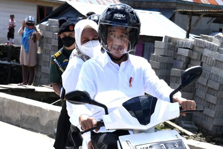 Mesra Presiden Jokowi Bareng Ibu Negara Jajal Motor Listrik di Wakatobi