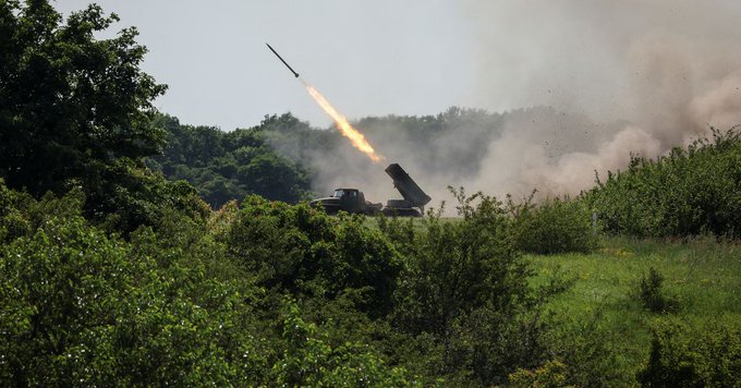 Ratusan Tentara Ukraina Berlatih Luncurkan Roket yang Dipasok Inggris