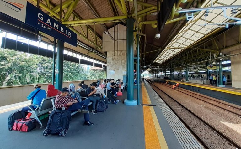 Ratusan Pekerja Pembawa Barang di Stasiun Gambir Terdaftar Sebagai Peserta BPJS TK