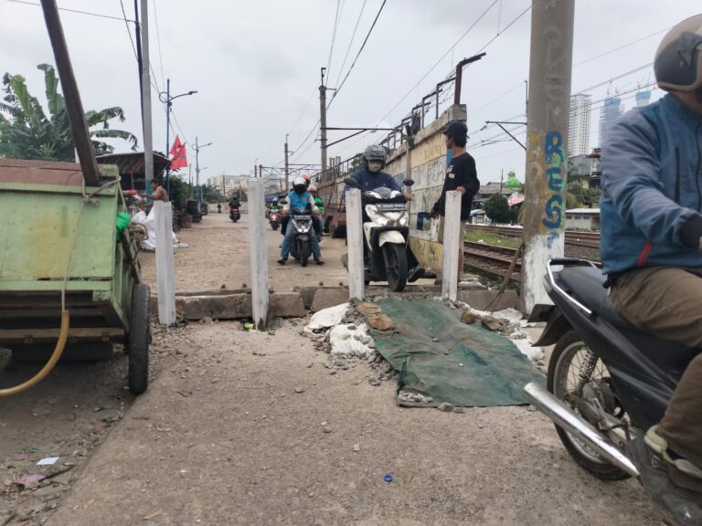 Penutupan Perlintasan Sebidang di Jalan Tenaga Listrik Dikeluhkan Warga