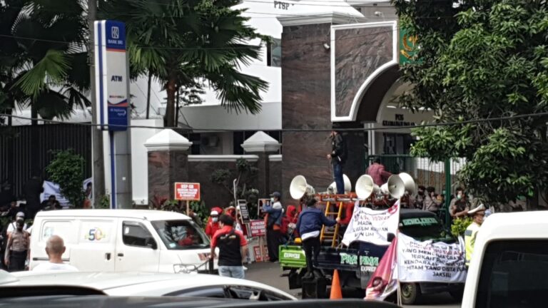 Puluhan Korban KSP Indosurya Geruduk Mabes Polri, Minta Kasusnya Segera Disidangkan