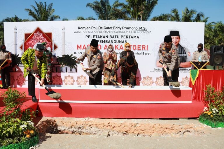 Wakapolri Letakkan Batu Pertama Pembangunan Masjid Al Kostoeri, Riau