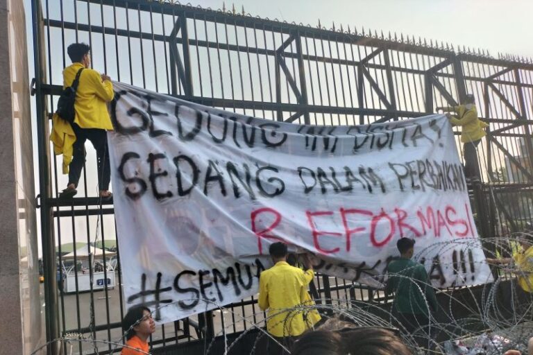 Spanduk Bertuliskan “Gedung ini Disita” Terpasang di Pagar Depan DPR RI