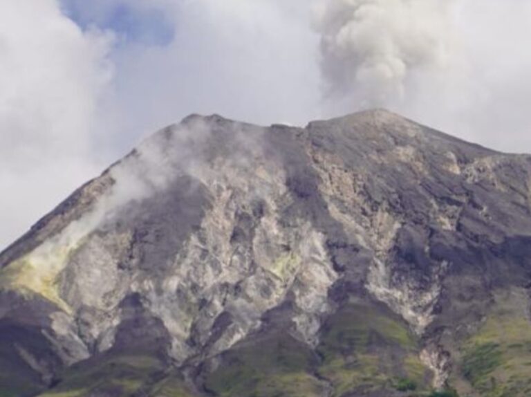 Erupsi Gunung Api Ile Lewotolok di NTT Capai 700 Meter