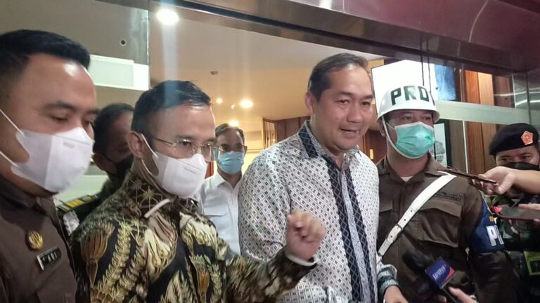 Pemeriksaan M Lutfi: 12 Jam, 15 Pertanyaan