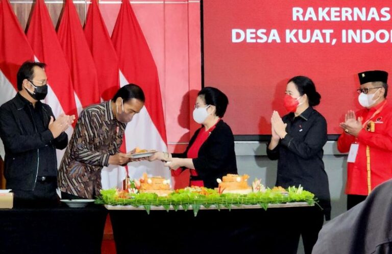 Tumpeng dan “Selamat Ulang Tahun” dari Jamrud Meriahkan HUT Jokowi