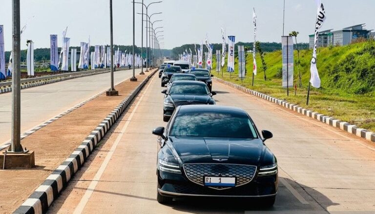 Tinjau Kawasan Industri Batang, Presiden Kendarai Mobil Listrik Keluaran Hyundai