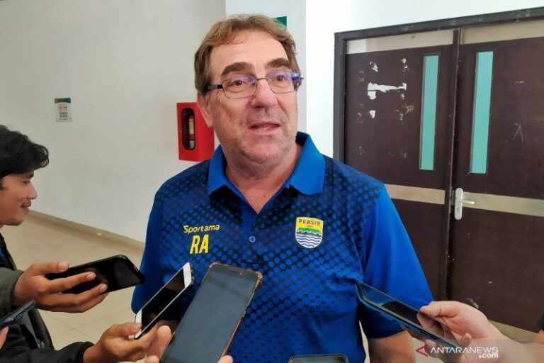 Belum Hasilkan Kemenangan untuk Persib, Rene Albert Pilih Mundur