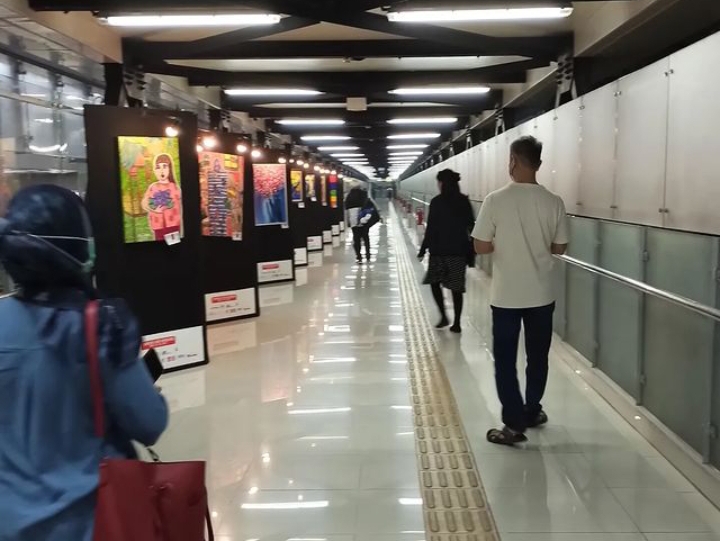 Ada Pameran Lukis Karya Anak Berkebutuhan Khusus di Stasiun MRT