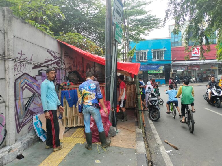 Cerita Pedagang Hewan Kurban di Johar Baru, Setor Uang untuk Bisa Jualan di Atas Trotoar