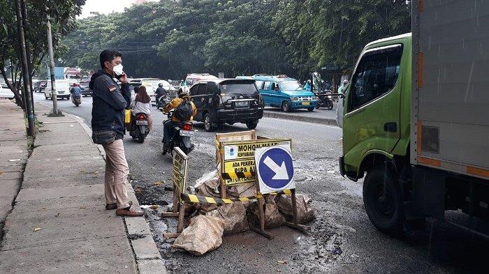 Dikeluhkan Warga, Trotoar di Depan Pasar Ciracas Segera Ditata