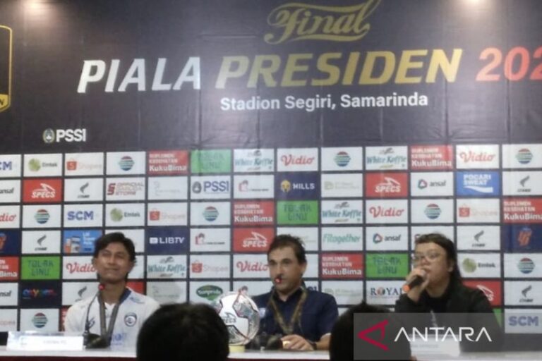 Eduardo Almeida Apresiasi Kerja Keras Pemain Arema FC