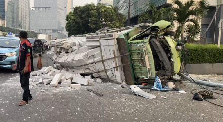 Sopir Ngantuk, Turk Pembawa Hebel Terguling di Gatot Subroto Jaksel