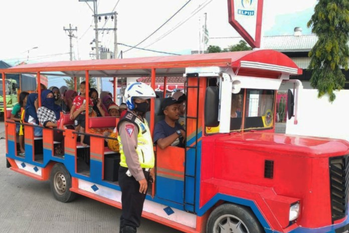 Sembilan Orang Tewas setelah Odong-odong Ditabrak Kereta Api