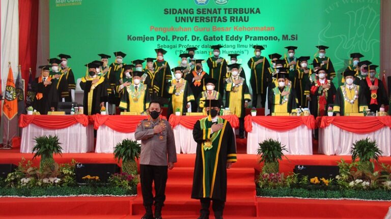 Rektor UNRI Kukuhkan Wakapolri Sebagai Guru Besar Kehormatan Fakultas Hukum