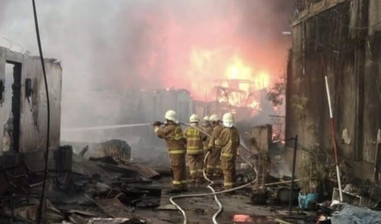 Bengkel dan Pencucian Motor di Pondok Kelapa Hangus Terbakar