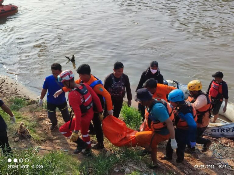 Tim SAR Gabungan Temukan Dua Korban Tenggelam di Kali Bekasi