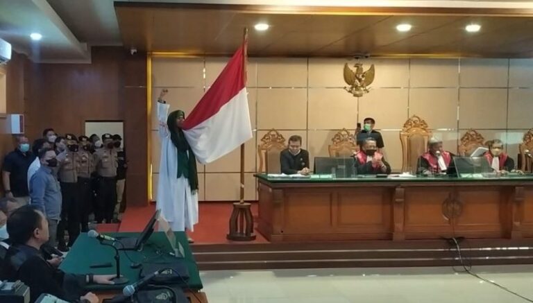 Cium Bendera Merah Putih, Bahar Serukan NKRI dan Pancasila Harga Mati