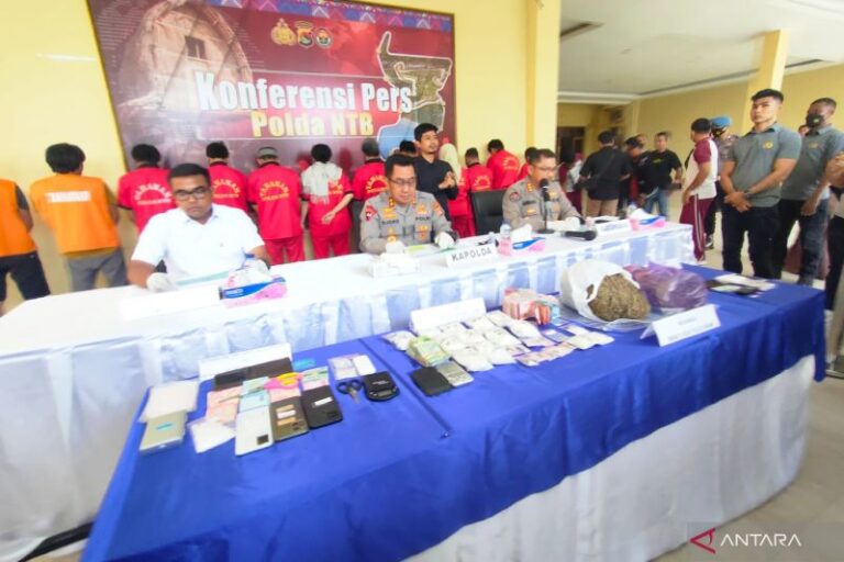 Polisi NTB Ringkus Pemilik Sabu 1.1 Kilogram di Rumahnya