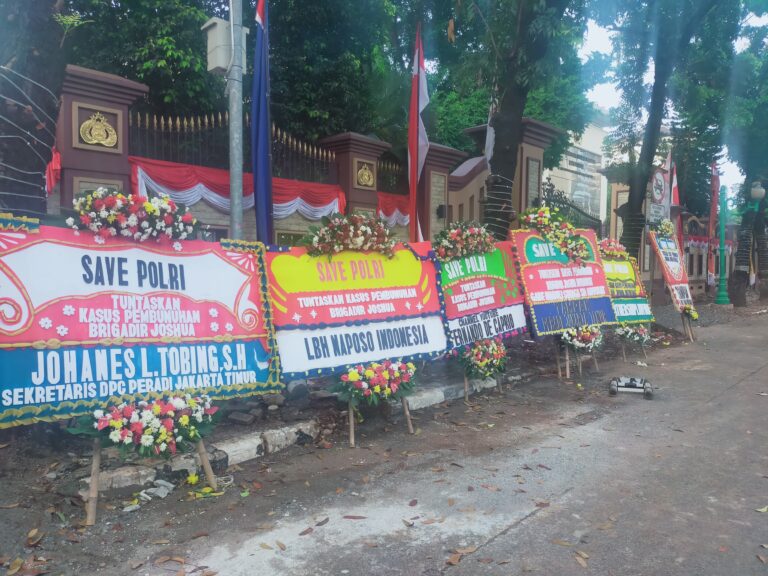 Dukung Pengusutan Kasus Tewasnya Brigadir J, Gedung Mabes Polri Dibanjiri Karangan Bunga