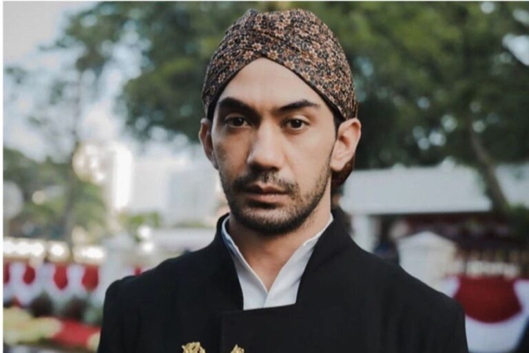 Reza Rahadian Tampil Seperti “Pangeran Jawa” Saat Upacara HUT RI ke-77Ã‚Â 