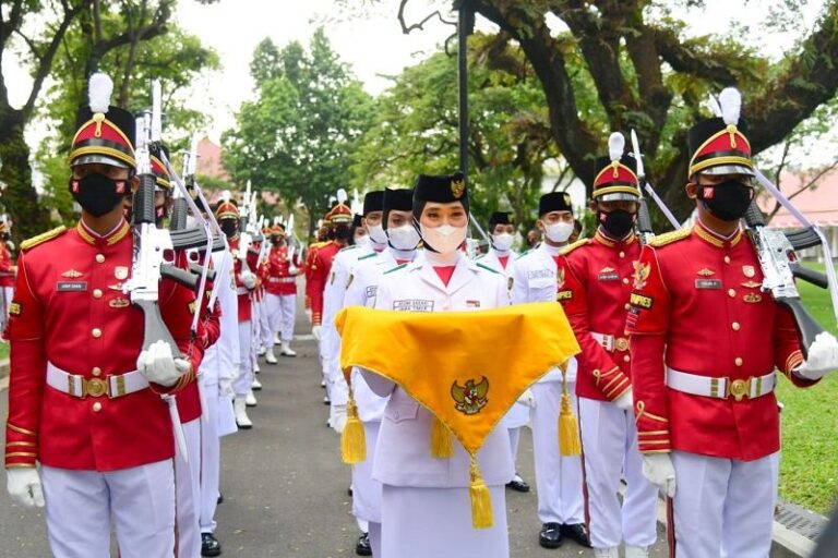 Paskibraka Pancasila Sakti Bertugas pada Upacara Penurunan Bendera