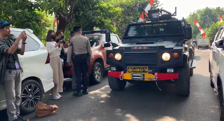 Menggunakan Kendaraan Taktis Brimob, Ferdy Sambo Tiba di TKP Pembunuhan Brigadir J