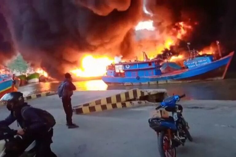 Kapal Ikan Terbakar Saat Bongkar Muatan di Dermaga PPS Muara Baru