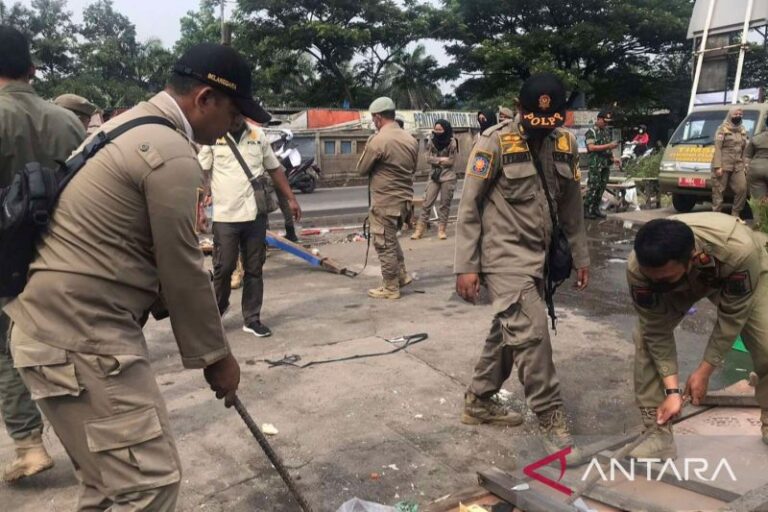 Tertibkan Fasilitas Umum, Satpol PP Bongkar Bangunan Liar di Trotoar Bekasi