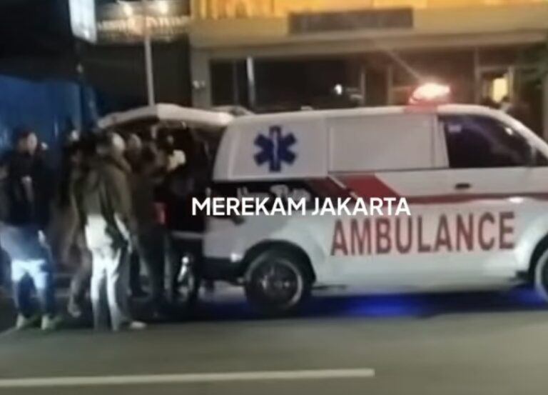 Dua Orang Dilarikan ke Rumah Sakit Akibat Ditabrak Mobil di Kemang