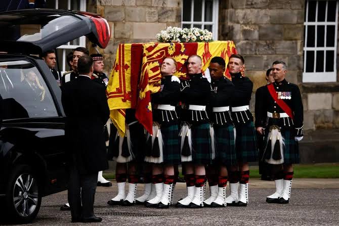 Peti Jenazah Ratu Elizabeth II dari Skotlandia Tiba di London